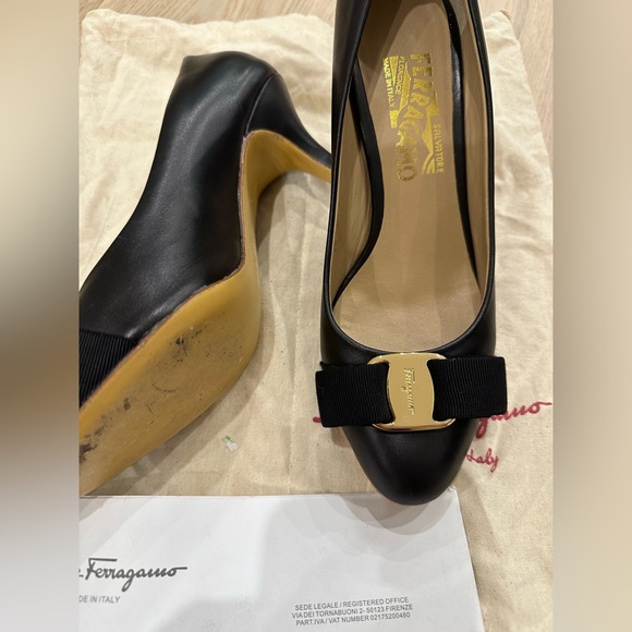 Black leather gold bow buckle Salvatore Ferregamo heels. Size 7 - Picture 5 of 6
